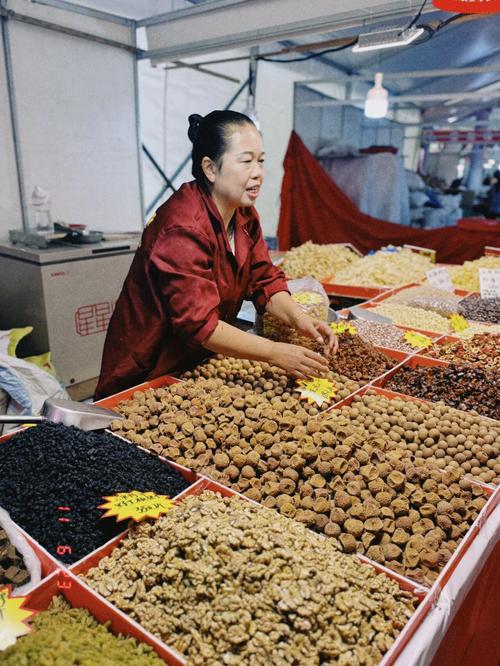 新鲜肉类,各地水果,中药材,酱料,腌制菜, 腊肠,肉干,干果,食用油,服装