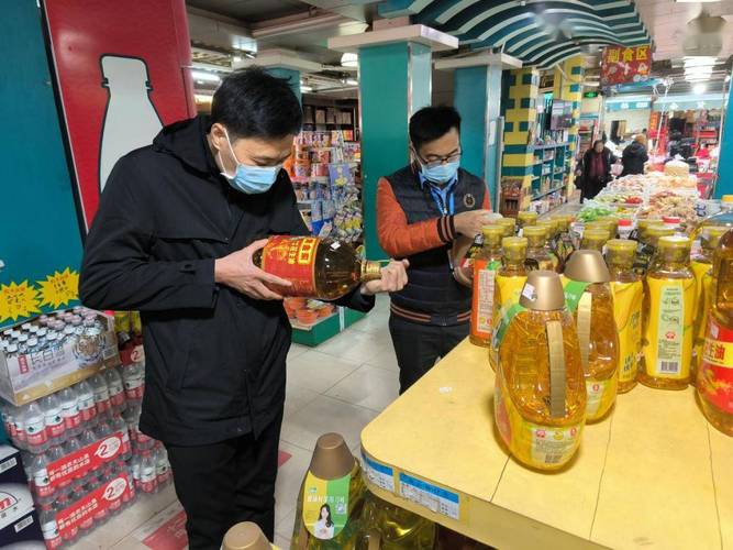 对花生油小作坊重点检查食品原材料,生产销售台账,成品油储存以及标签